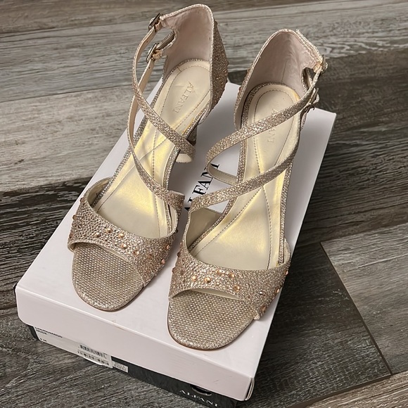 Alfani Gold Heels - Picture 1 of 7